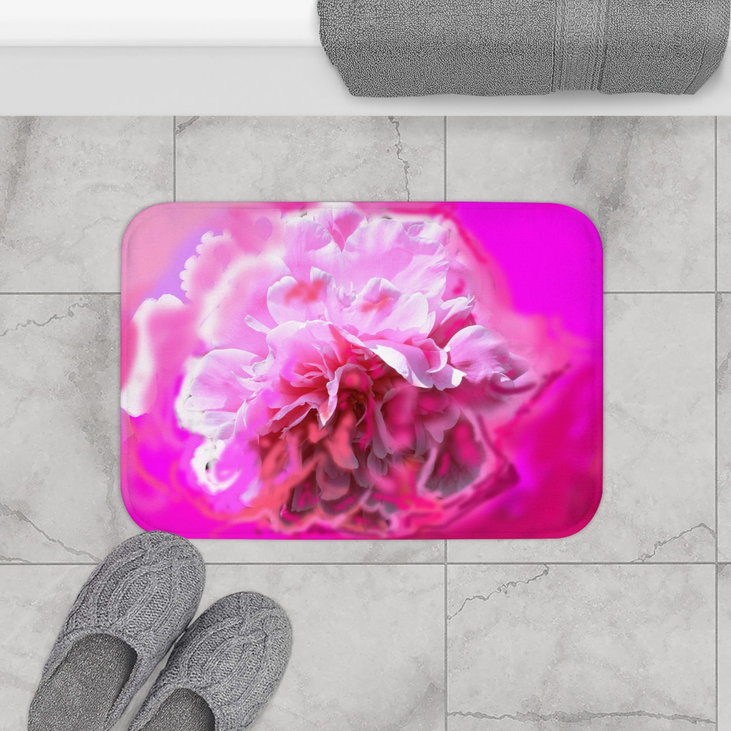 Luxuriöse Badematte mit Blumenmuster, leuchtend rosa Pfingstrosen-Design als Badezimmerdekoration.