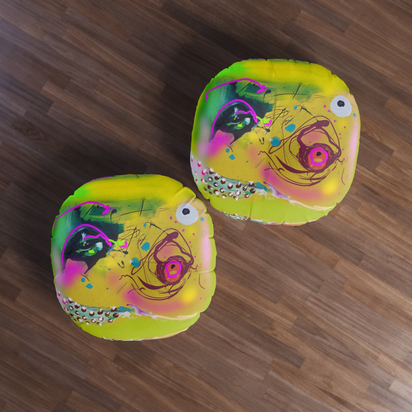 Lebendiges, rundes, getuftetes Bodenkissen mit abstraktem Kunstdesign