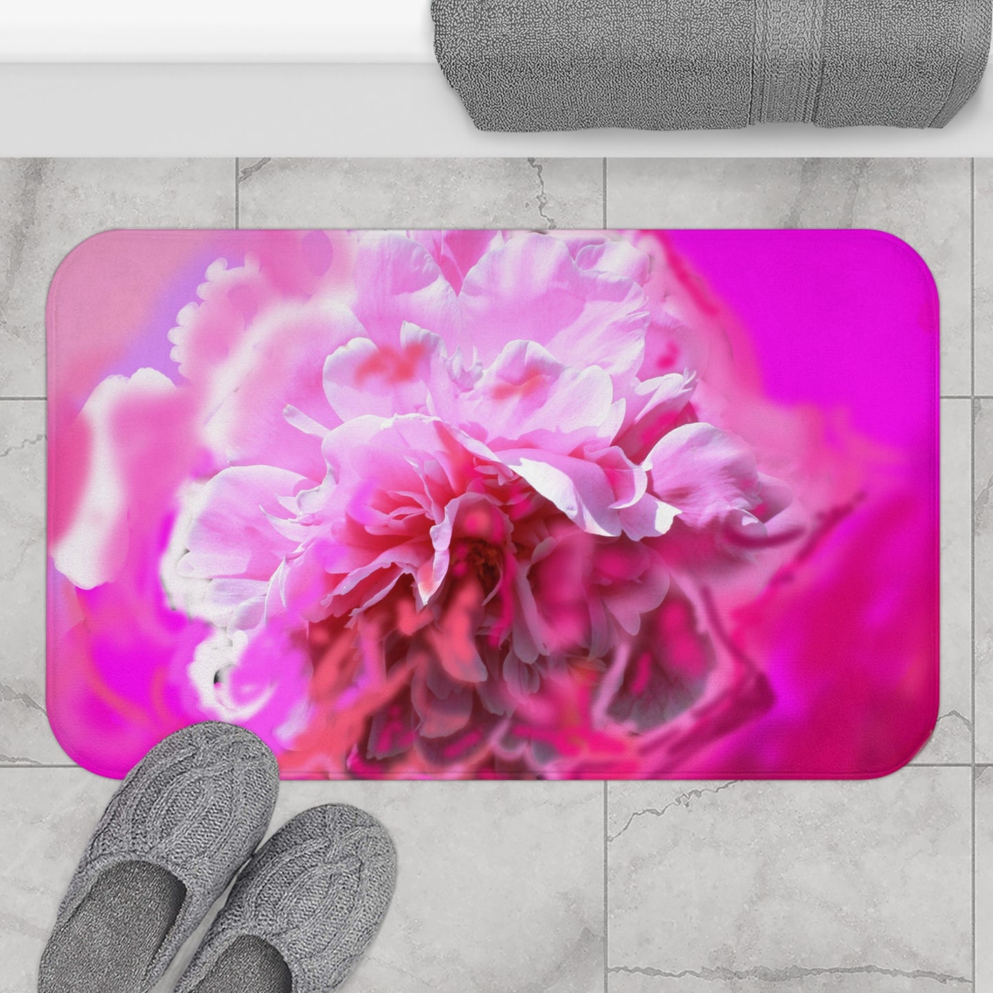 Luxuriöse Badematte mit Blumenmuster, leuchtend rosa Pfingstrosen-Design als Badezimmerdekoration.