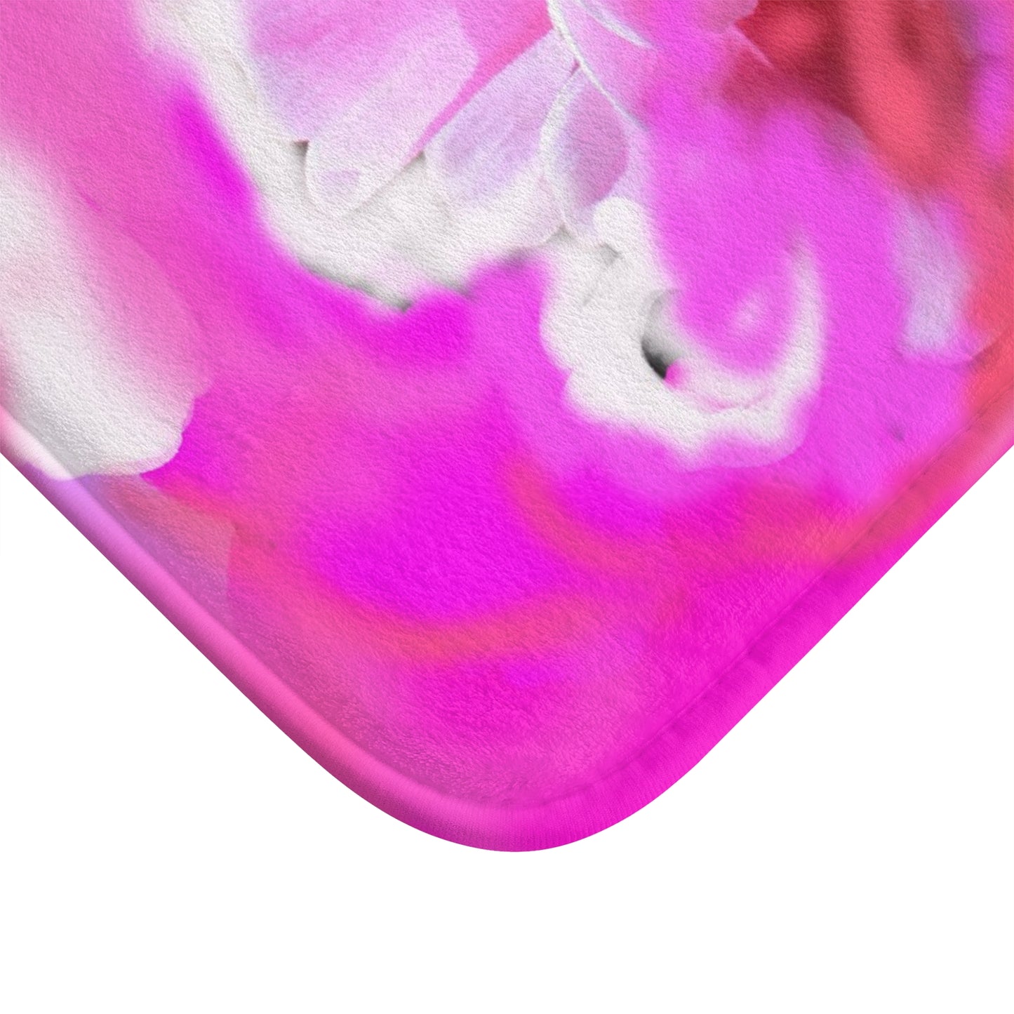 Luxuriöse Badematte mit Blumenmuster, leuchtend rosa Pfingstrosen-Design als Badezimmerdekoration.