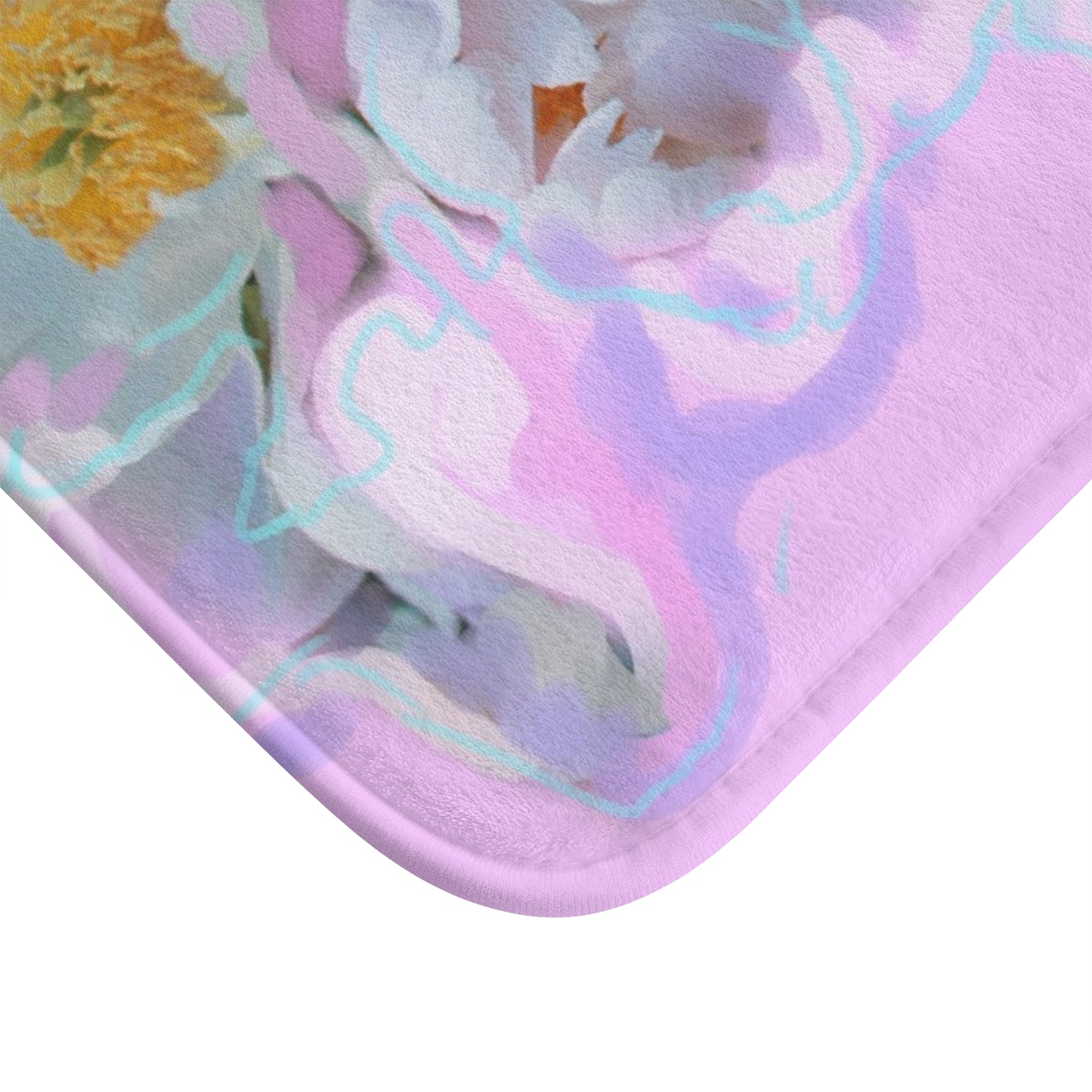 Badematte mit pastellfarbenen Blumenmotiven – weiche und gemütliche Badezimmerdekoration