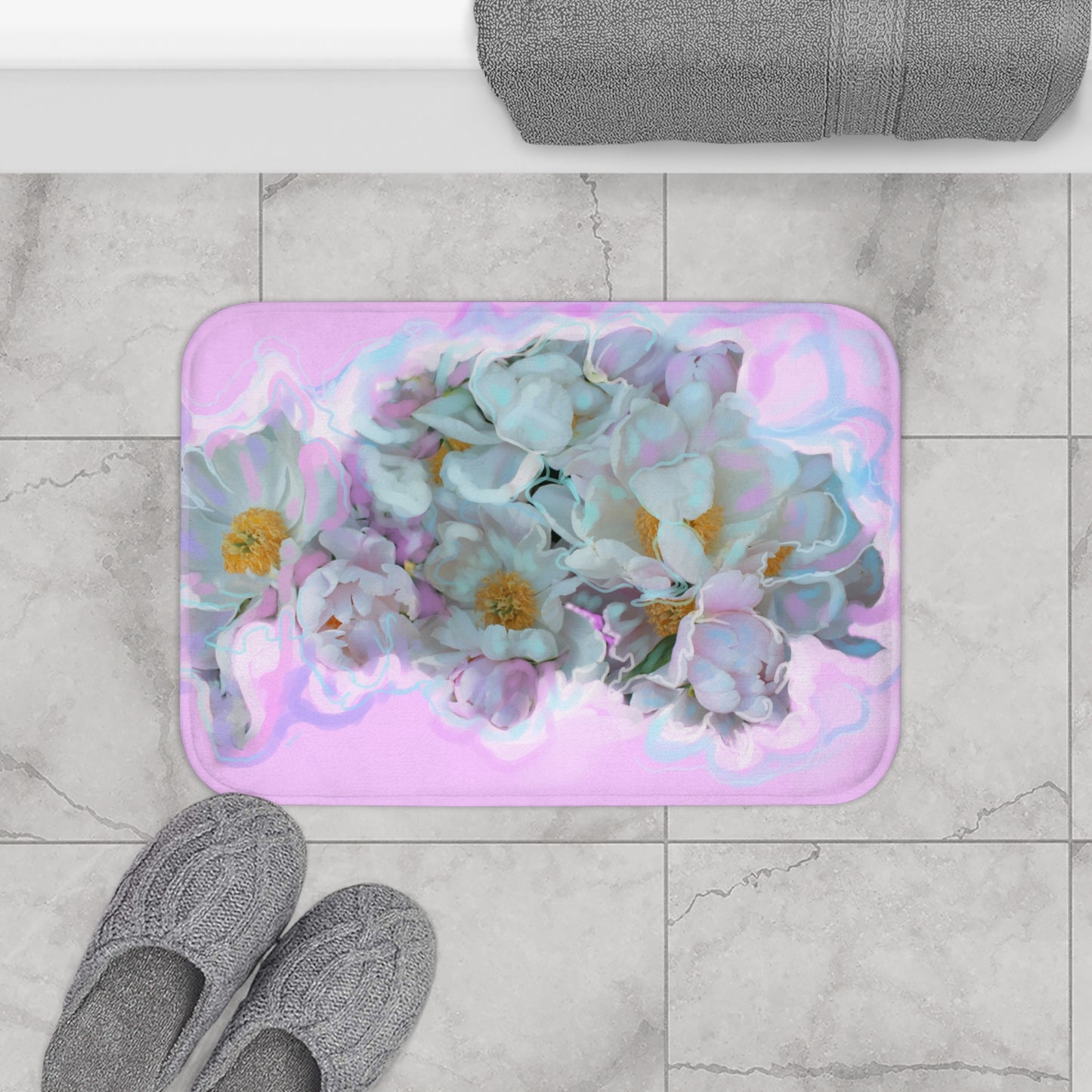 Badematte mit pastellfarbenen Blumenmotiven – weiche und gemütliche Badezimmerdekoration