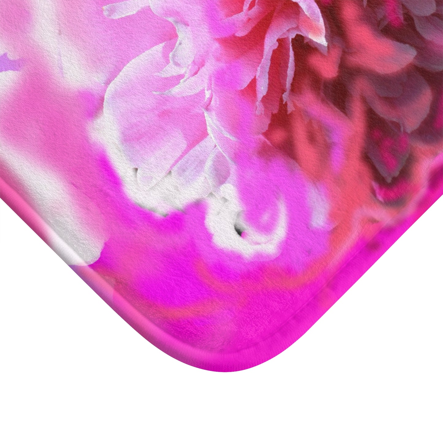 Luxuriöse Badematte mit Blumenmuster, leuchtend rosa Pfingstrosen-Design als Badezimmerdekoration.