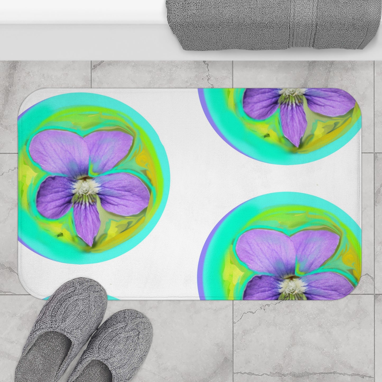 Badematte mit lebendigen Blumenmuster – farbenfrohes lila Blumendesign für entspannende Badezimmer.