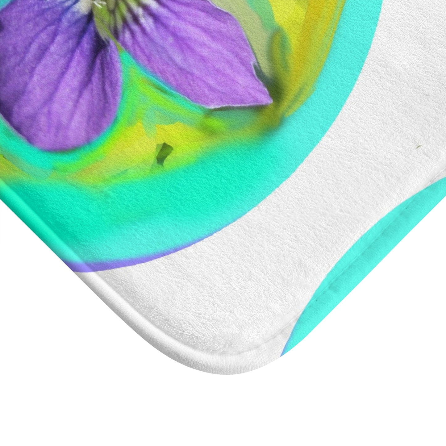 Badematte mit lebendigen Blumenmuster – farbenfrohes lila Blumendesign für entspannende Badezimmer.