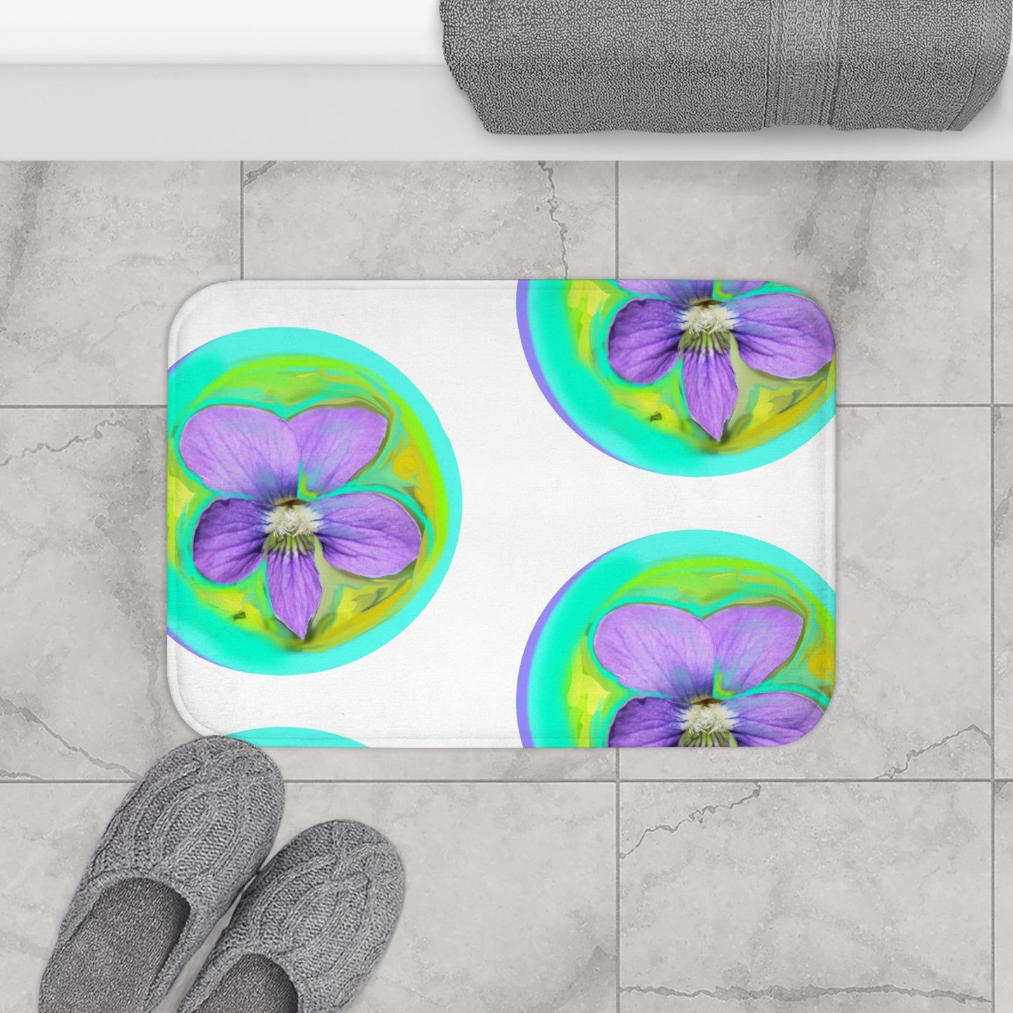 Badematte mit lebendigen Blumenmuster – farbenfrohes lila Blumendesign für entspannende Badezimmer.