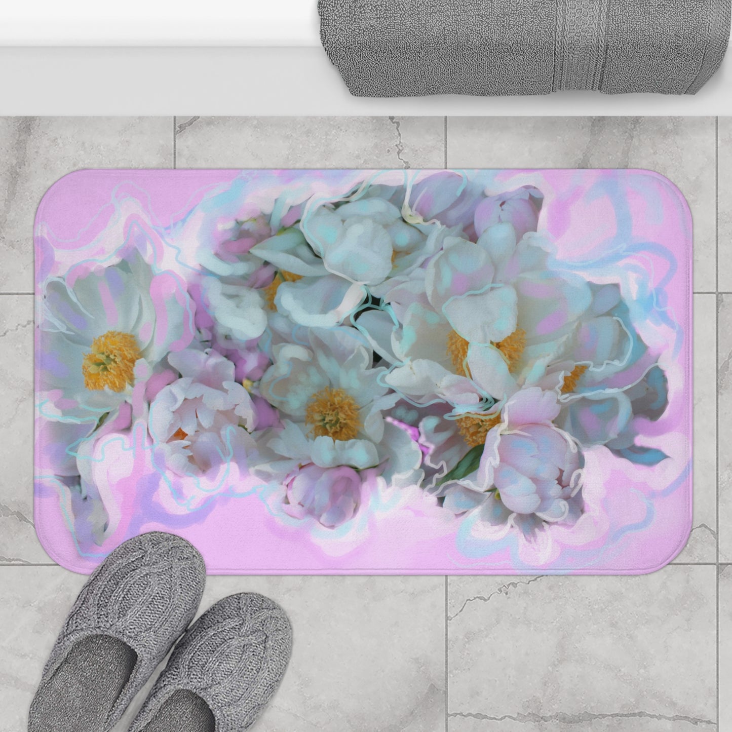 Badematte mit pastellfarbenen Blumenmotiven – weiche und gemütliche Badezimmerdekoration
