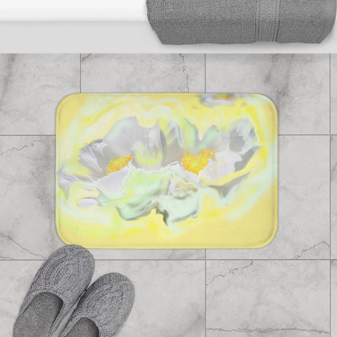 Elegante Badematte mit Blumenmuster, sanftes gelbes Blütendesign für die Inneneinrichtung