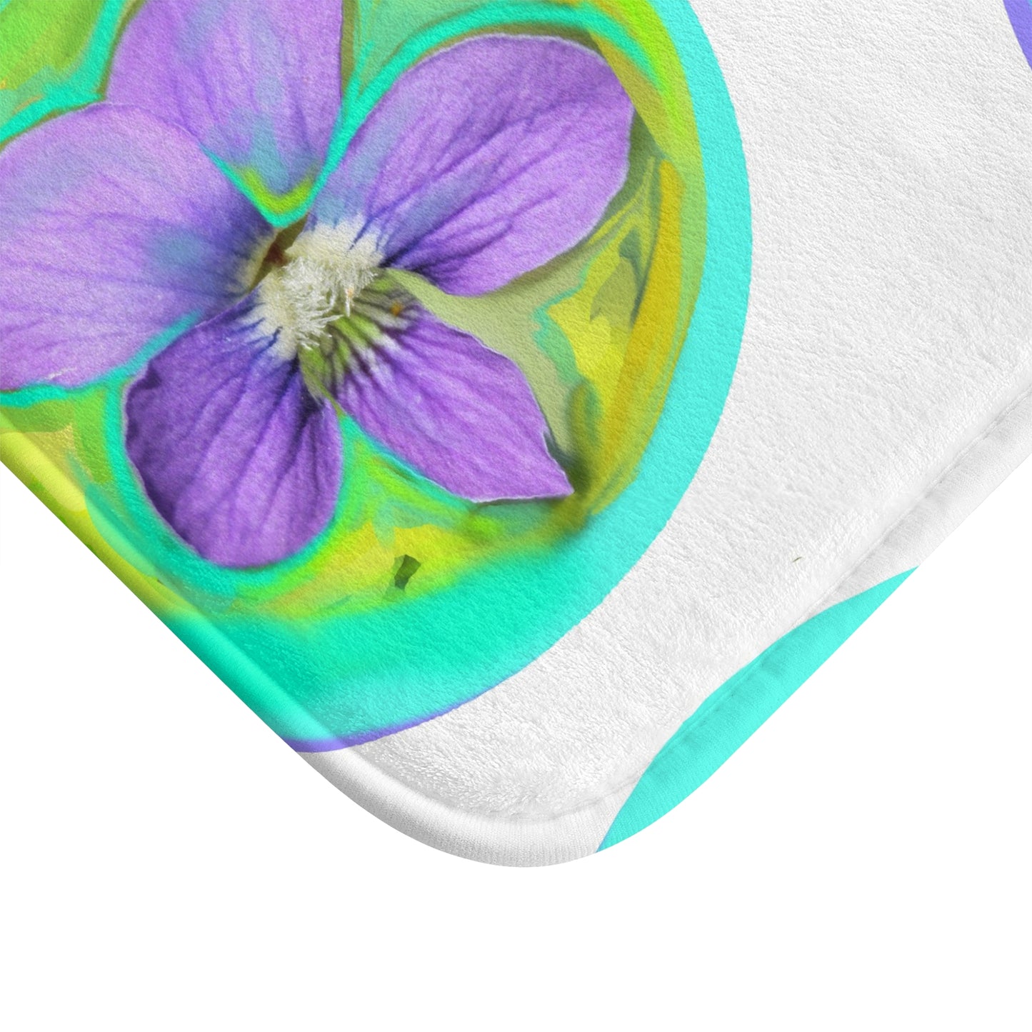 Badematte mit lebendigen Blumenmuster – farbenfrohes lila Blumendesign für entspannende Badezimmer.